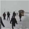 В Боготольском районе водитель школьного автобуса высадил детей на трассе в метель из-за их баловства (видео)