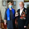 Волонтеры «Единой России» подарили ветеранам Красноярского края телефоны с бесплатной связью