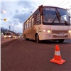 В красноярской Зеленой Роще автобус проехал на «красный» и сбил школьника (видео)