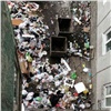 «Жители оказались забаррикадированы мусором»: на Металлургов ликвидировали огромную свалку (видео)