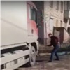 Красноярец монтировкой разбил фары грузовику за перекрытый въезд во двор (видео)