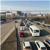 «Паровозик» из трех машин парализовал движение в центре Красноярска (видео)