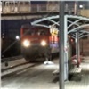 «Понес сумки через пути»: в Красноярске пенсионер чуть не попал под поезд (видео)