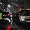 Ночью полиция эвакуировала из красноярских дворов неправильно припаркованные машины (видео)