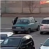 В Покровке мужчина поджег машину, чтобы скрыть кражу барсетки (видео)