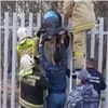 Мужчина попытался проникнуть в Железногорск через забор и провисел на ограждении 4 часа (видео)