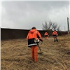 В Красноярске продолжают косить сухую траву для защиты от пожаров
