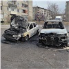 В Красноярске на Джамбульской сгорело два автомобиля (видео)