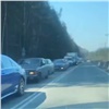 На трассе Красноярск-Дивногорск выстроилась огромная пробка из-за дорожных работ (видео)