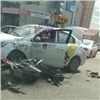 Таксист нарушил ПДД и сбил байкера на Взлётке (видео)