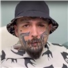Самый татуированный красноярец начал сводить рисунки с лица (видео)