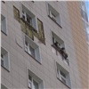В красноярской многоэтажке на Вавилова загорелся утеплитель здания (видео)