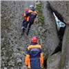 Трем туристам потребовалась помощь спасателей для спуска со скалы Такмак во время ливня