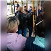 В Красноярске кондуктор высадила подростка из автобуса из-за невозможности рассчитаться картой (видео)