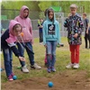 В загородных лагерях Красноярска стартовала вторая смена. Школьников учат играть в петанк и ходить по «тропам здоровья»