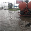 После залпового ливня с дорог Красноярска откачали 3680 кубометров воды