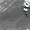 «Закрыл глаза и поехал»: в центре Красноярска неосторожный велосипедист попал под колеса грузовика (видео)