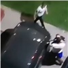 «„Приятный“ сюрприз»: в Солнечном парень головой своей девушки разбил стекло чужой машины (видео)