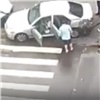 В центре Красноярска таксист пытался проехать на красный и устроил ДТП с пострадавшими (видео)