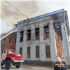 В Ачинске горит заброшенное здание бывшего механико-технологического техникума (видео)