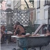 «Сюрреализм на улице Ленина»: в жаркий день железногорцы искупались на улице в чугунной ванне