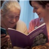 «Чужих бабушек не бывает»: сотовый оператор приглашает красноярцев помочь пенсионерам в освоении мобильного интернета (видео)