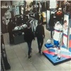 Красноярец пытался убежать из крупного торгового центра с пуховиком за 50 тысяч (видео)