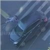 В центре Красноярска водитель седана сбил женщину. Она разговаривала по телефону и перебегала дорогу на красный (видео)