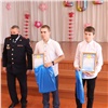 В Красноярске наградили задержавших грабителя школьников 
