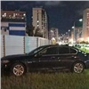 В Белых Росах автохам на BMW припарковался на газоне и сломал недавно посаженные кусты