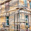 «Жителям важно сохранить этот почти уже старинный памятник»: в красноярском военном городке усердно восстанавливают разрушающийся 84-летний дом 