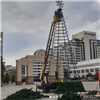 В Красноярске на площади перед БКЗ начали устанавливать ёлку