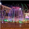 Сезон фонтанов в Красноярске завершился ярким шоу на Театральной площади. Посмотреть на него пришли сотни людей (видео)