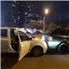 В Красноярске водитель Porsche плюнул в непропустившую его женщину на Vitz: разборки закончились ДТП (видео)