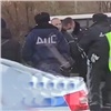 Красноярские полицейские при задержании обмотали скотчем агрессивного пассажира такси (видео) 