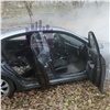 На Семафорной в Красноярске прорвало трубу: поврежден автомобиль, в домах перебои с отоплением (видео)