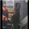 Красноярец попытался украсть кабели на стадионе «Авангард», но застрял в трубе электроопоры (видео)