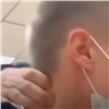 В красноярском техникуме преподаватель дал подзатыльник непослушному студенту и схватил его за шею (видео)
