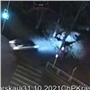 На красноярской Взлетке иномарка на полной скорости влетела в дерево (видео) 