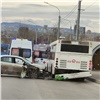 «Летчиков на дорогах хватает»: в Красноярске на улице Брянской Volkswagen влетел в автобус (видео)