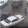 В Красноярске водитель разбил два авто и сбежал с места ДТП, оставив в машине пассажира (видео)