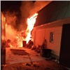 В Емельяновском районе в загоревшемся доме едва не погибла спавшая семья. Спасли полицейские (видео)