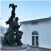 «Осталось навести порядок вокруг»: в Красноярске скульптуру «Бременские музыканты» установили на новом месте