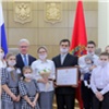 Почетным знаком «Материнская слава» наградили еще 8 многодетных жительниц Красноярского края. Они получат по 100 тысяч рублей 