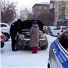 Главный гаишник Красноярска помог автоледи, у которой на морозе сломалась машина (видео)
