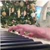 «Музыка вместо слов»: мэр Сергей Ерёмин сыграл на пианино в честь Рождества (видео)