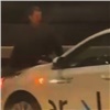 «По мосту с ветерком»: красноярский таксист провез мужчину на капоте, сбросил и уехал (видео)