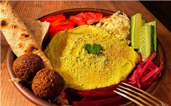 «Фалафель — это звучит гордо»: съедобен ли восточный «хит» в красноярском кафе «Горький»?