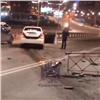 Таксист отвлекся на телефон и пробил забор в центре Красноярска (видео)