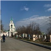 Проезд и парковку у красноярских кладбищ ограничат на сутки